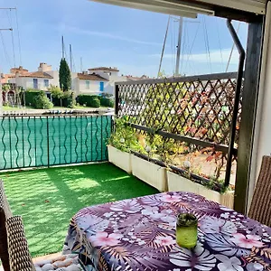 Rue De L'amarrage à Port Avec Terrasse Vue Canaux Et Garage , Grimaud France